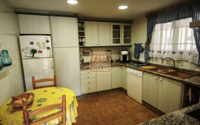 Spacious bungalow with a communal swimming pool and tennis court next to the golf club.